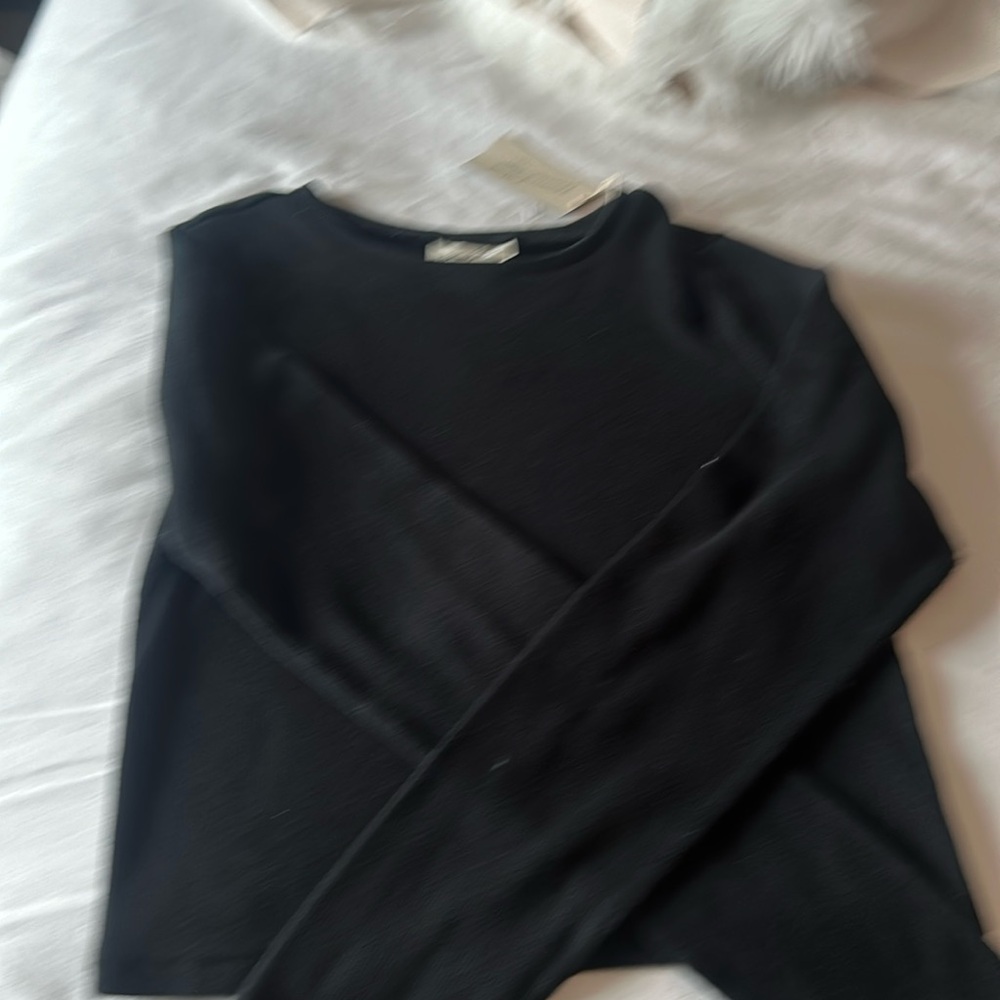 Universal threads round neck, long sleeve ribbed top